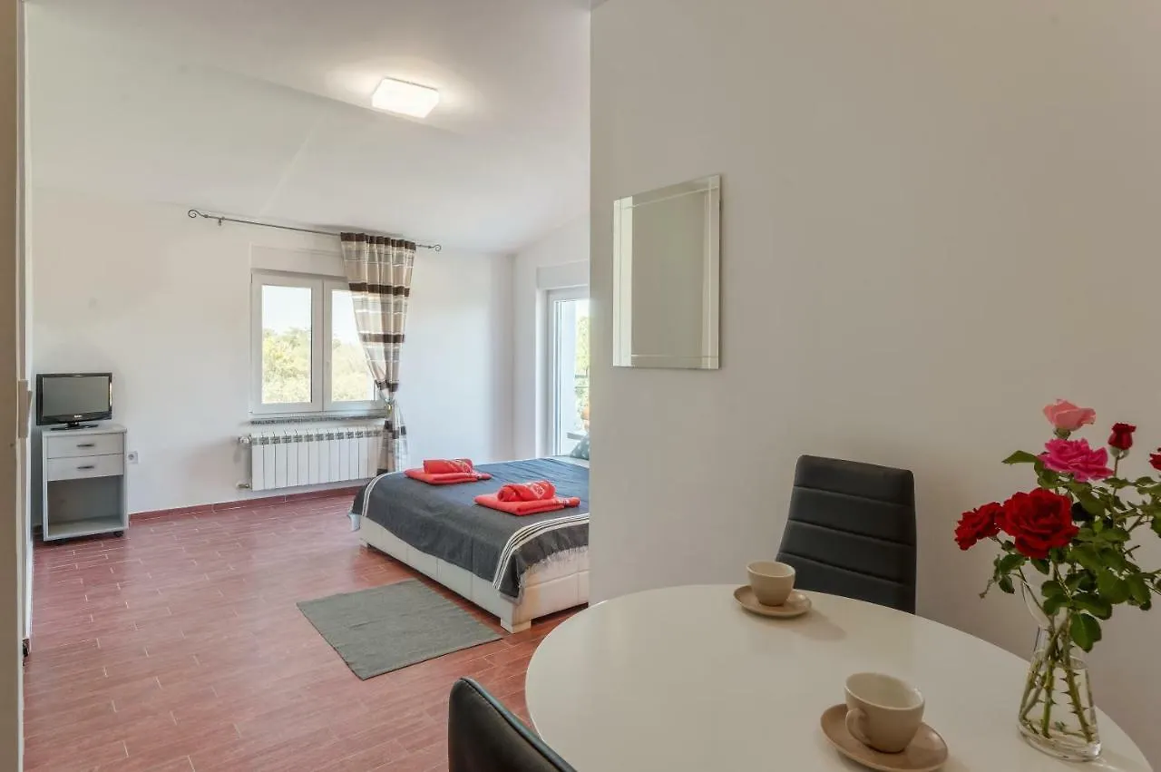 Lavander 3 Private Room With Bathroom And Balcony Pula
