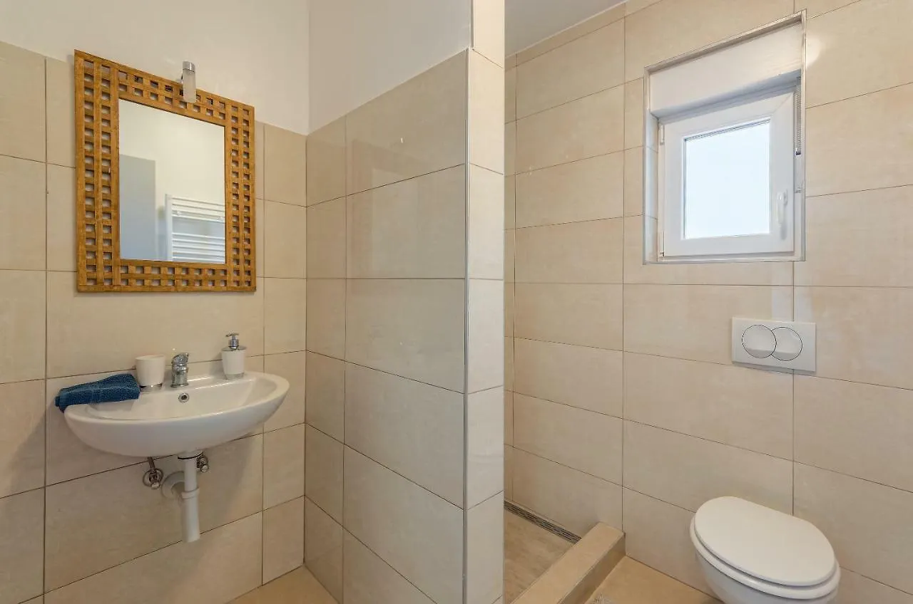 Lavander 3 Private Room With Bathroom And Balcony Pula Maison d'hôtes